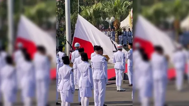 Bendera Merah Putih Terbalik di Upacara HUT RI Surabaya