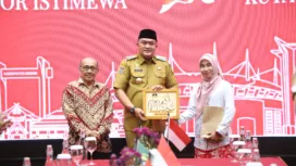 Bupati Bogor Beri Hadiah Umroh untuk Tokoh Pendidikan dan Sosial