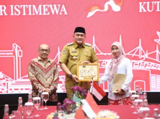 Bupati Bogor Beri Hadiah Umroh untuk Tokoh Pendidikan dan Sosial