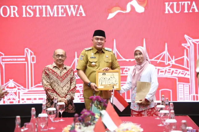 Bupati Bogor Beri Hadiah Umroh untuk Tokoh Pendidikan dan Sosial