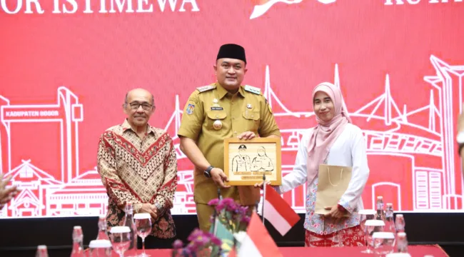 Bupati Bogor Beri Hadiah Umroh untuk Tokoh Pendidikan dan Sosial