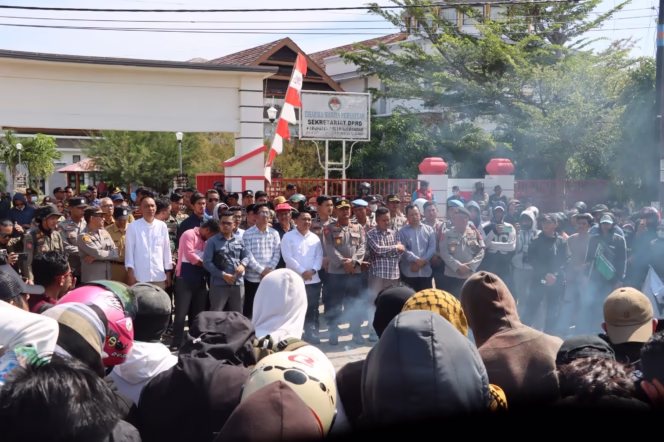 Kapolres Polman Pimpin Pengamanan Aksi Unjuk Rasa Serikat Mahasiswa Rakyat Polman di Kabupaten Polman