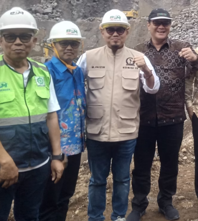 Cinta yang Tumbuh Bersama Alam”: KUA Leles Ajak Calon Pengantin Tanam Pohon Demi Kelestarian Lingkungan