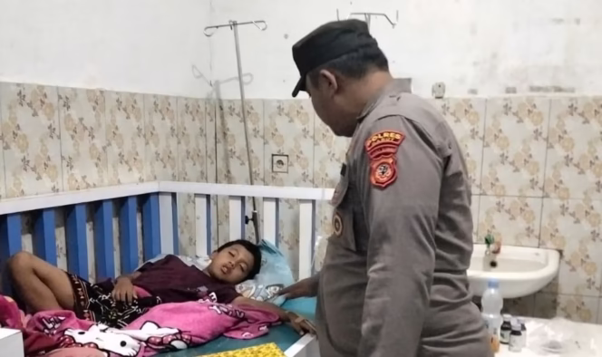 Polsek Pakenjeng Evakuasi Korban Keracunan Makanan di Desa Wangunjaya