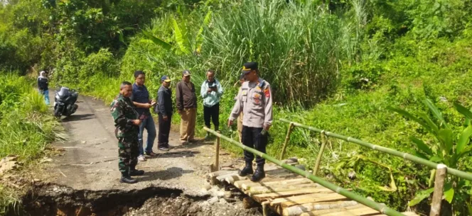 
					Jalan Putus di Jembatan Cibenda ,Kapolsek Cibalong Tinjau Lokasi Bencana