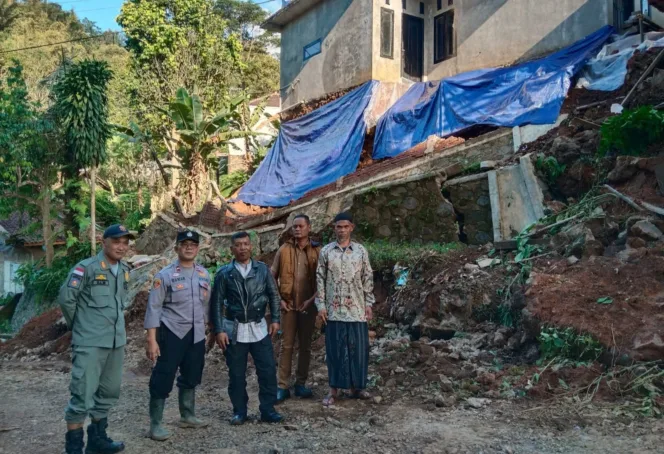 
					Respon Cepat Polsek Singajaya Terkait Bencana Tanah Longsor di desa Sukawangi