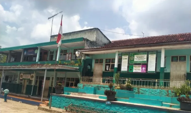 
					Sekolah di Ujung tetap Jadi Harapan,Orang Tua Siswa Antusias Menyekolahkan di MI Annur XI Malangbong