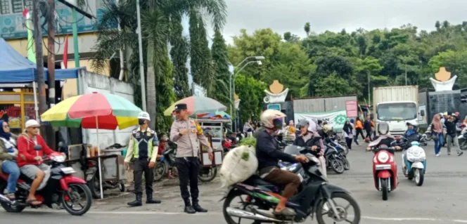 
					Polsek Leles Gelar Strong Poin Pagi,Atasi Kemacetan di Depan PT.Changshin dan SKJ.Leles