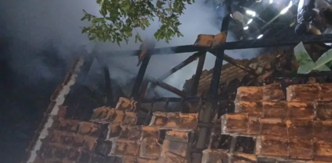 
					Polsek Leles Tangani Kebakaran Rumah Warga di Desa Margaluyu kabupaten Garut