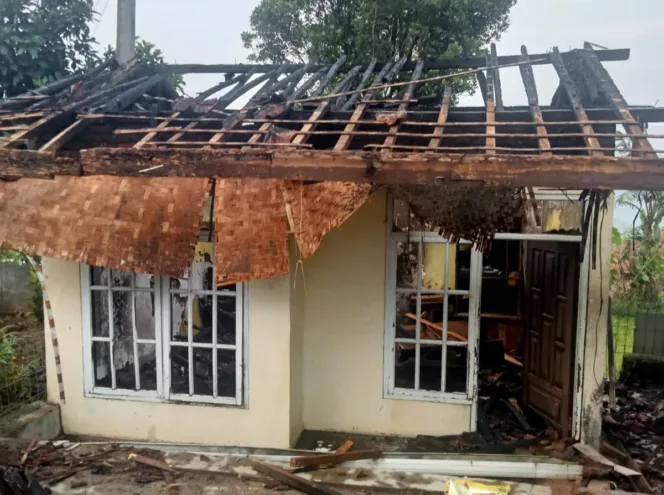 
					Kebakaran Rumah Semi permanen di Kampung Ciwahang Sukamanah Malangbong,Diperkirakan kerugian Rp.90 juta