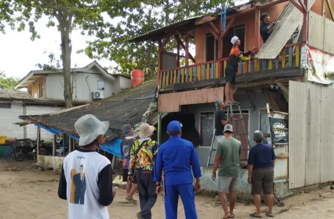 
					Satpolairud Polres Garut Bersama Warga Merenovasi Rutilahu Masyarakat Nelayan di Cikelet Garut