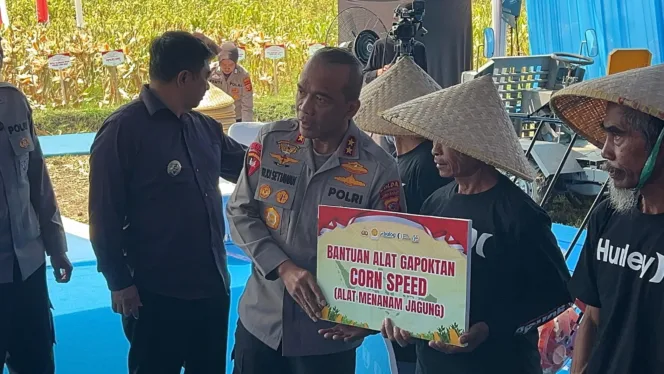 
					Kepedulian Kapolda Jabar,Dorong Petani Kabupaten Garut Meningkatkan Kesejahteraan Lewat Panen Raya