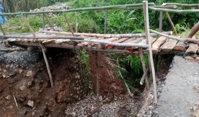 Jembatan Penghubung Dua Kecamatan Ambruk, Warga Merasa Kesulitan