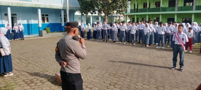 
					Kapolsek Leuwigoong Jadi Pembina Upacara di MTs Nurul Amin, Sosialisasikan Bahaya Geng Motor dan Bijak Dalam Bermedsos