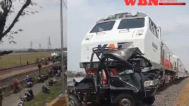 KA Tawangjaya Premium Tabrak Mobil 