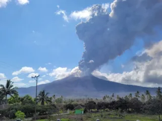 Gunung Lewotobi Laki-laki Erupsi