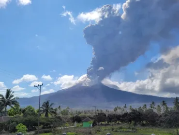 Gunung Lewotobi Laki-laki Erupsi