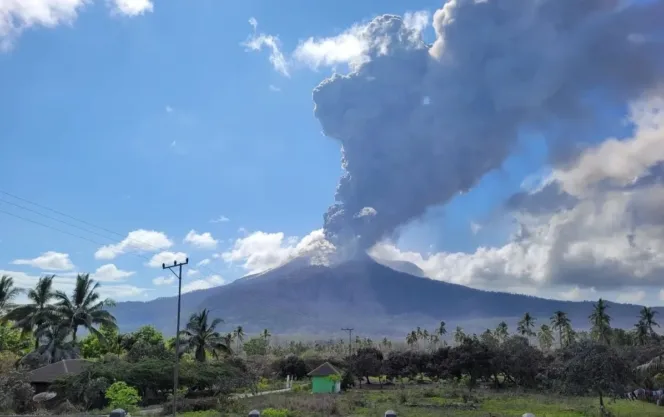 
					Gunung Lewotobi Laki-laki Erupsi