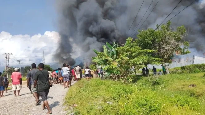 
					Enam Prajurit TNI Evakuasi Guru dan Warga di Tengah Kerusuhan Elelim