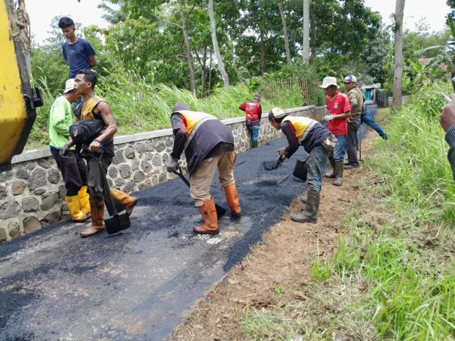 Warga Kebon Jeruk Antusias Sambut pengaspala (hotmix) Jalalan Di Desa Citeras Malangbong
