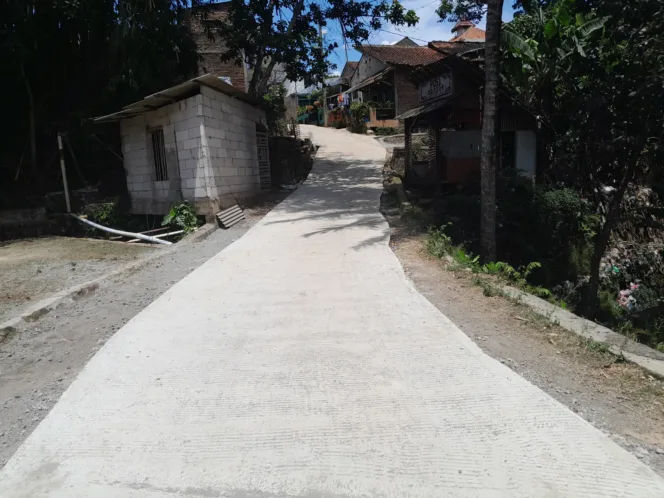 Pemdes Sukaratu Bangun Rabat Beton Di Kampung Cijati