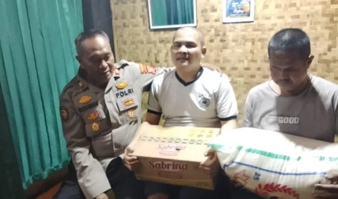 
					Peduli Kemanusiaan Polsek Sukawening, Polres Garut Santuni Wsrga Tunanetra