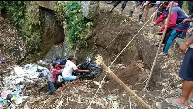 
					Kecelakaan Roda Dua Dikampung Cirendang Desa Cigadog Kecamatan Sucinaraja Kabupaten Garut