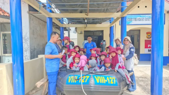 
					Satpolairud Polres Garut Kenalkan Dunia Perairan Kepada Anak-Anak RA Darurrasyid