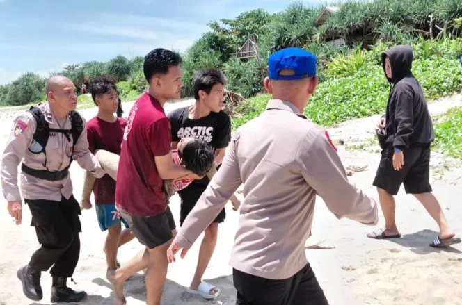 
					Sat Polairud Polres Garut Gerak Cepat Cari Wisatawan Yang Hilang Terseret Ombak Dipantai Karangpapak