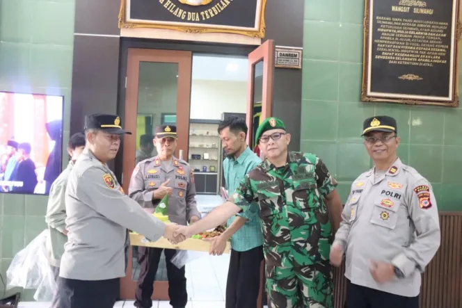 
					Polres Garut Berikan Kejutan Untuk KOREM 062/Tarumanagara Di HUT TNI Ke-80