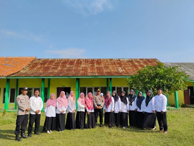 Polsek Cikelet Tanamkan Kedisiplinan Dan Wawasan Hukum Dikalangan Pelajar