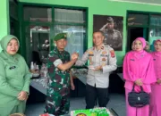 Wujud Solidaritas, Polsek Kadungora Berikan Tumpeng Kepada Koramil 1108 Di Kadungora