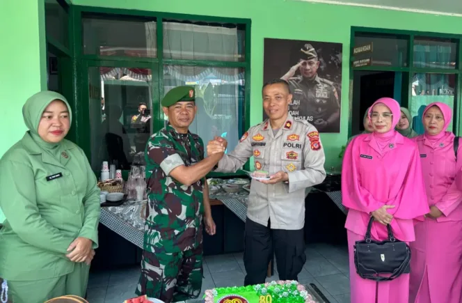 
					Wujud Solidaritas, Polsek Kadungora Berikan Tumpeng Kepada Koramil 1108 Di Kadungora