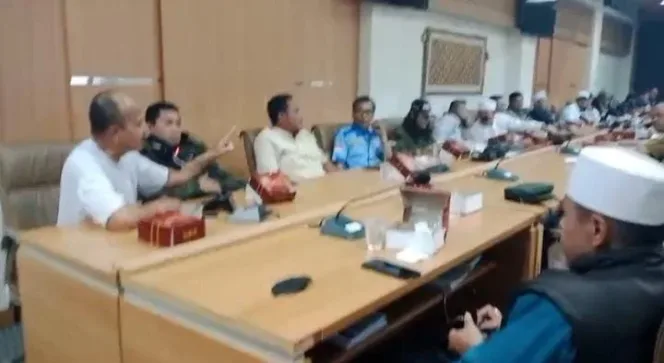 Ratusan Siswa Keracunan, Warga Geruduk Kantor DPRD : Desak Tutup Dapur MBG