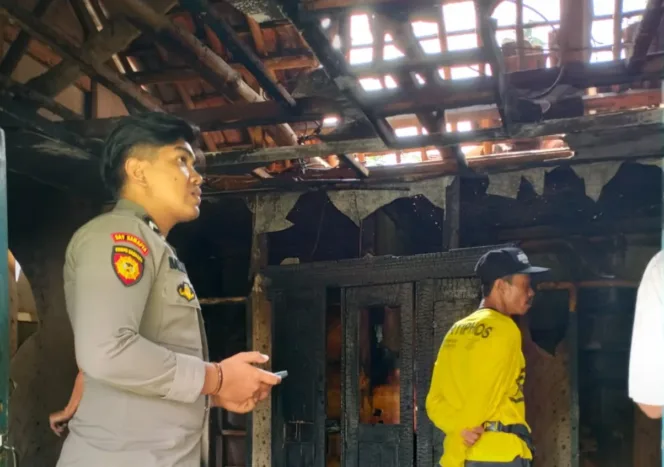 
					Polsek Cihurip Reaksi Cepat Atasi Kebakaran Warga Di Kampung Ranca Hideung kabupaten Garut