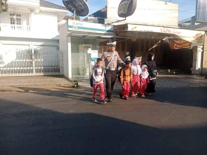 
					Polsek Samarang Melaksanakan Kegiatan Pagi, Membantu Anak Sekolah Menyebrang Jalan Dengan Aman