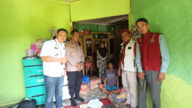 
					Kapolsek Banjarwangi Bersama Forkopimcam Berikan Bantuan Kepada Warga Yang Sakit Di Desa Tegalsari