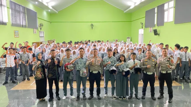 
					Polantas Garut Menyapa Siswa Pelajar SMKN 1 Garut, Tanamkqn Tertib Lalulintas Disiplin Etika Dijalan Raya