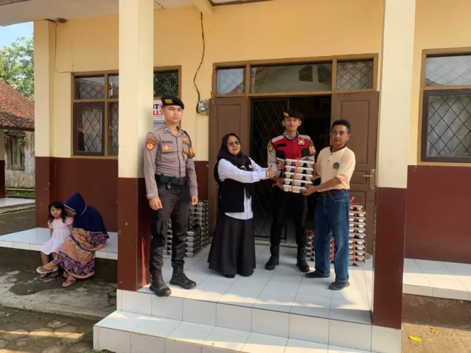 
					Sat Samapta Polres Garut Kawal Pendistibusian MBG Di SDN Sudalarang 4