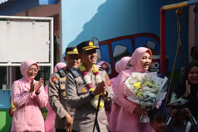 
					Kapolres Garut Dan Ketua Bhayangkari Kunjungi TK Kemala Bhayangkari 15 Dan 23 Wujud Kepedulian Pendidikan Usia Dini