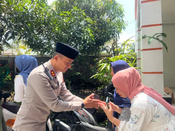 
					Bentuk Solidaritas Dan Kepedulian, Kapolres Garut Takziah Ke Rumah Duka Almarhum Aiptu Ayi
