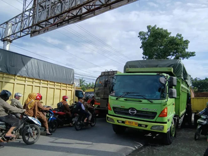 Antrean panjang SPBU batang toman membuat pedagang sekitar resah dan pengendara lainnya.