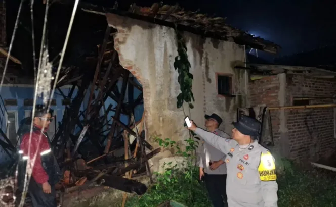 Hujan Deras Mangakibatkan Rumah Roboh di Pasirwangi, Polsek Sigap Lakukan Pengecekan TKP
