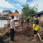 Polsek Sukawening Bersama Forkopimcam Juga Warga Gotong Royong Bersihkan Sisa Banjir Bandang IMG-20251024-WA0032