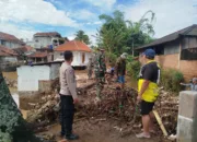 Polsek Sukawening Bersama Forkopimcam Juga Warga Gotong Royong Bersihkan Sisa Banjir Bandang