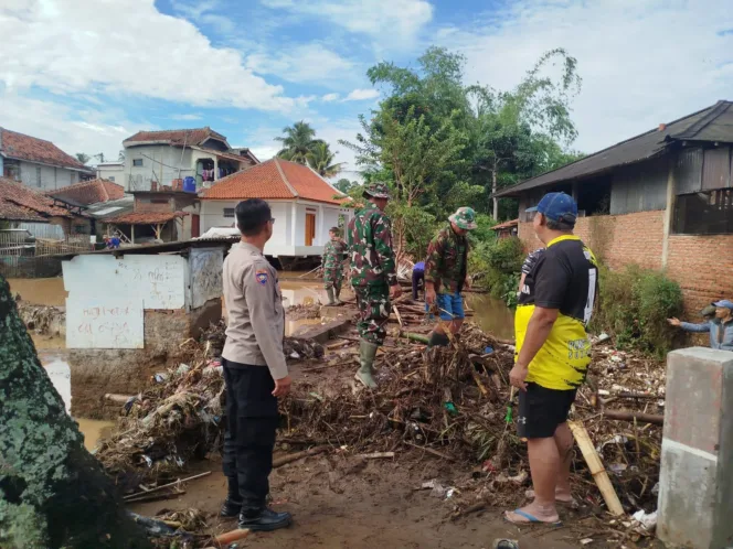 Polsek Sukawening Bersama Forkopimcam Juga Warga Gotong Royong Bersihkan Sisa Banjir Bandang