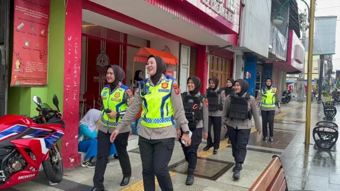 Polwan Intan Polres Garut Tebar Edukasi Dan Kepedulian Lewat Patroli Humanis