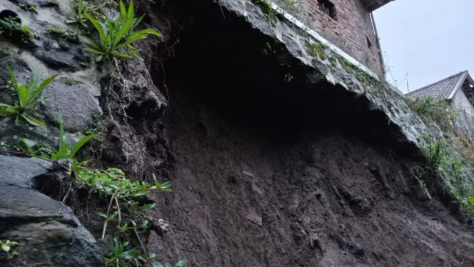 TPT Pondasi Rumah Setinggi 6 M Tergusur Longsor Warga Mohon Bantuan