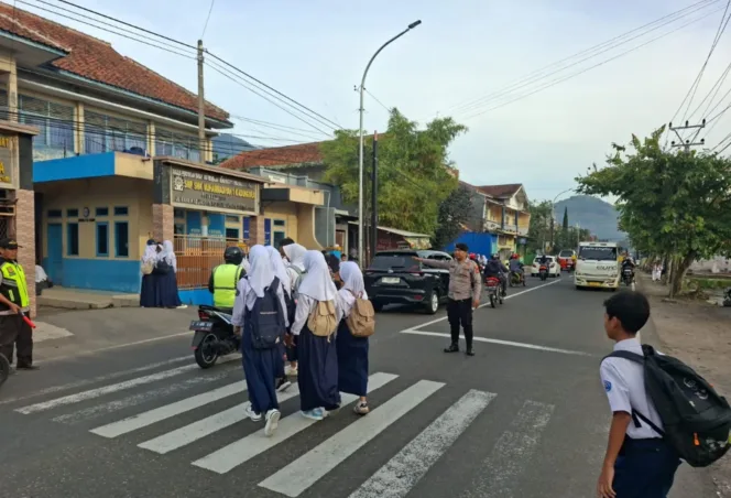 Polsek Kadungora Gelar Pengamanan kemacetan di sekolah