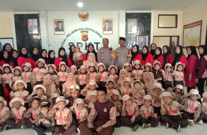 Sat Binmas Polres Garut Tanamkan Disiplin Dan Tertib Hukum Di SMK Al-Ghifari
